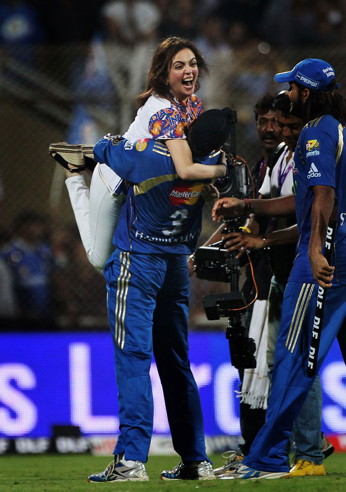 Harbhajan Singh Lifting Nita Ambani after mumbai indians win in IPL