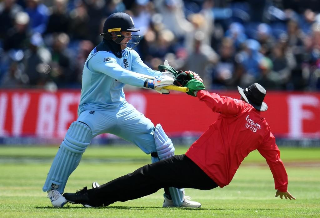 Jason Roy Takes Down The Umpire by Mistake in england icc cricket world cup 2019