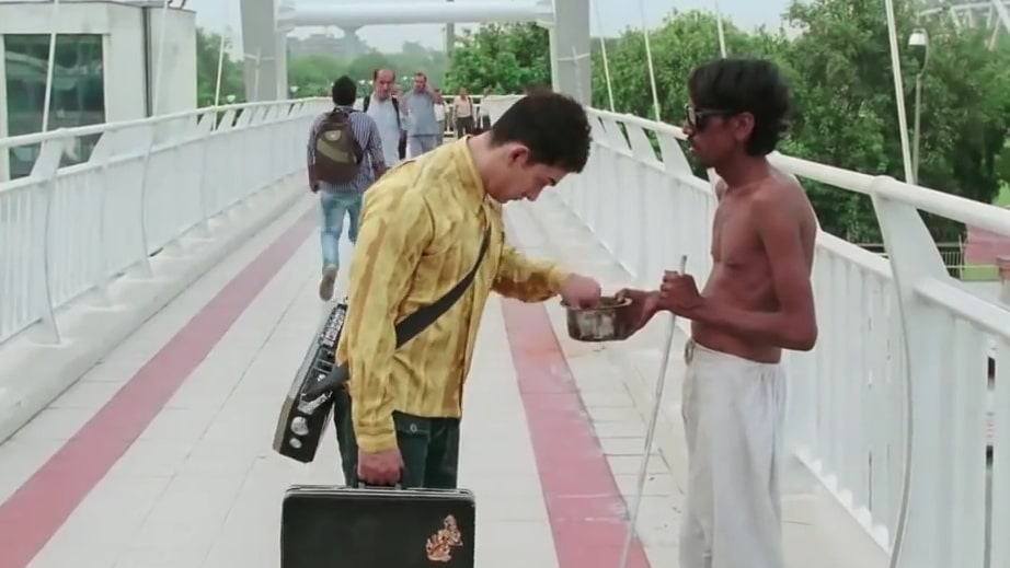 aamir khan as PK taking money from the blind beggar at the bridge funny scene