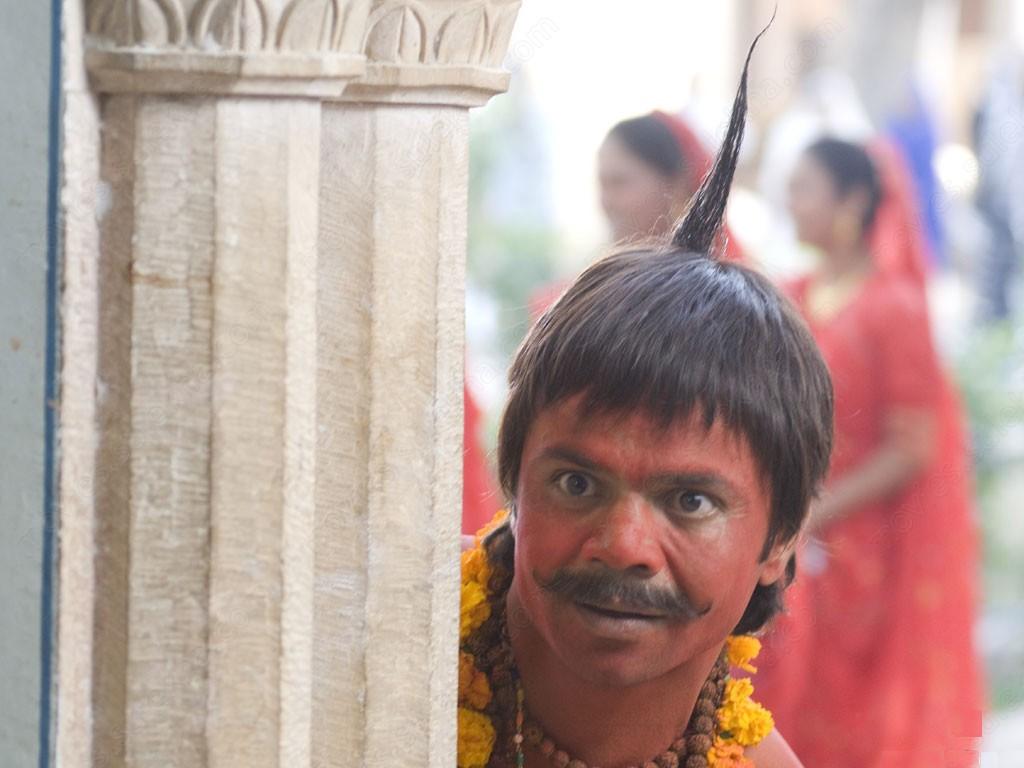 Rajpal Yadav as Lal Hanumaan Chhote Pandit painted red funny image in the movie Bhool Bhulaiyaa