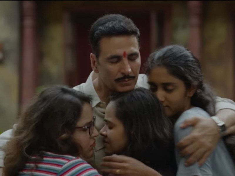 Akshay Kumar hugging his three on screen sisters in the Raksha Bandhan movie