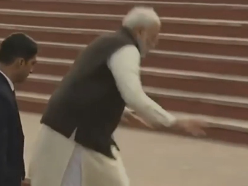Narendra Modi fell on ganga ghat stairs