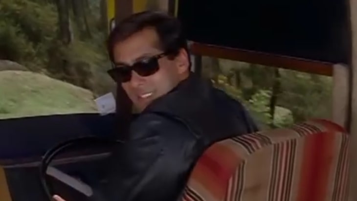 salman khan looking back while driving in ABCD song of hum saath saath hain movie