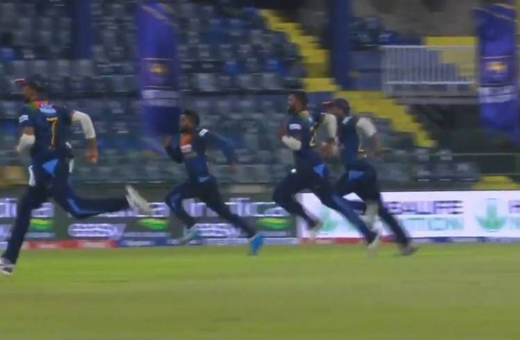sri lankan cricket players running during India srilanka T 20 match
